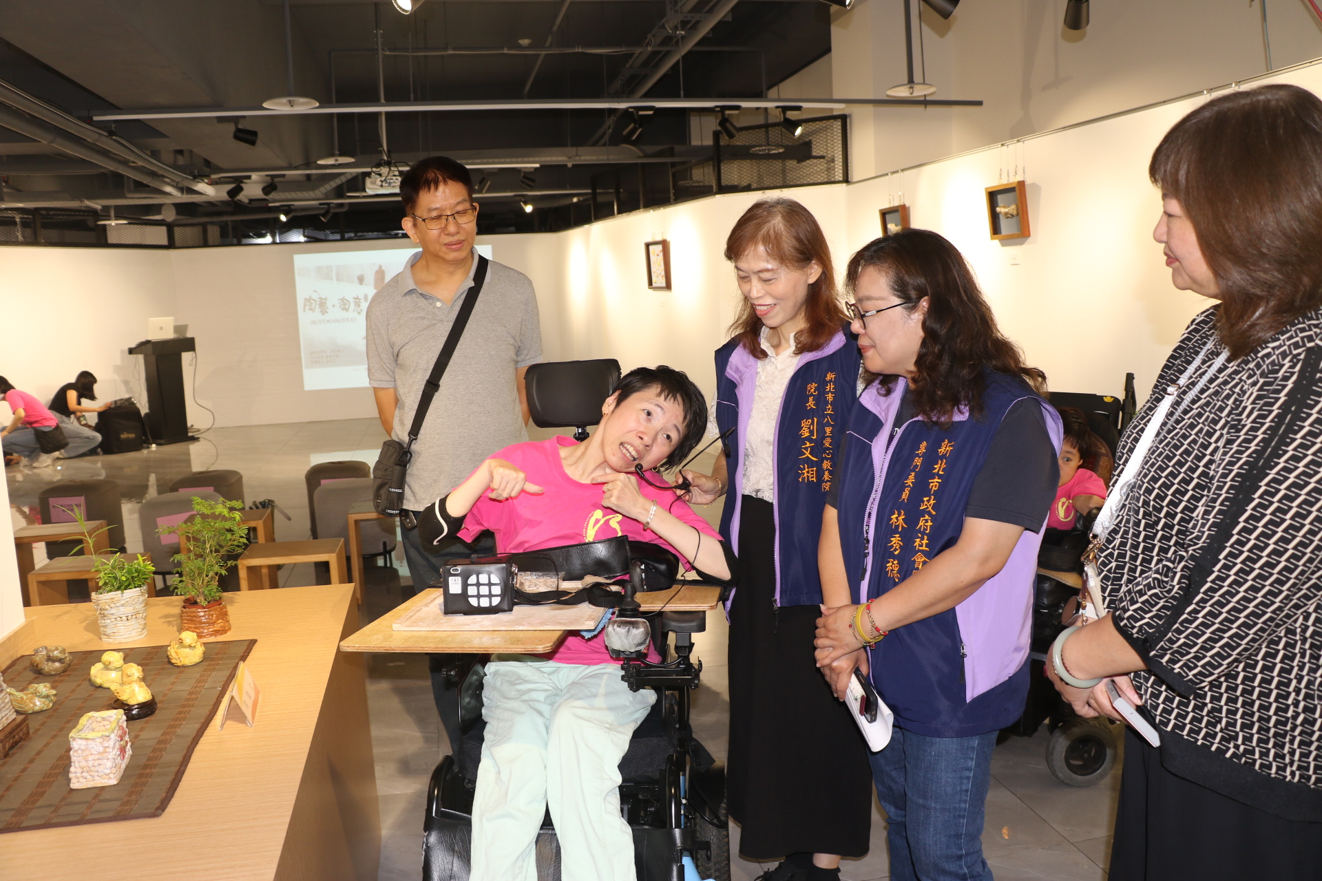  罹患腦麻的韋汝為眾人導覽自己的作品 包含黃色小鴨和綠頭鴨及花器 左1為指導老師張耀全 右1為滬尾藝文休閒園區總經理紀維綺